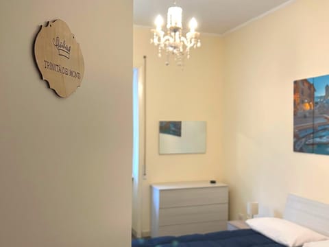 Bed, Bedroom, hair dresser