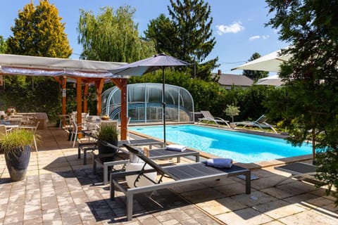 Patio, Spring, Day, Natural landscape, Garden, Garden view, Pool view, Swimming pool, sunbed