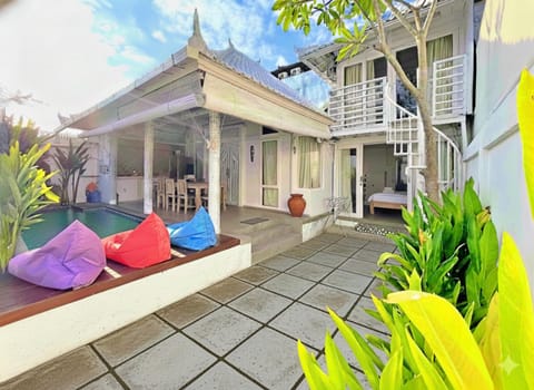 Property building, Dining area, Garden view, Pool view, Pool view, Swimming pool