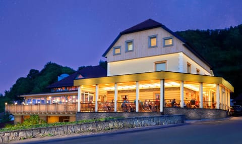 Property building, Restaurant/places to eat, Facade/entrance, Night, Summer, On site, Breakfast