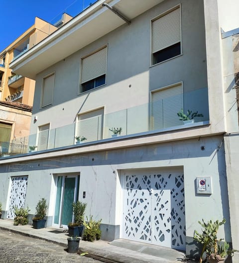 Property building, Internal: Not applicable to any particular room