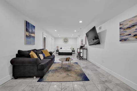 Stunning 6BR Buckhead OasisPrivate BathEachRoom House in Buckhead