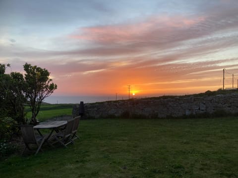 Lovely spacious flat with sea views, sunsets, garden and woodburner Apartment in England