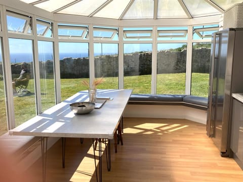 Lovely spacious flat with sea views, sunsets, garden and woodburner Apartment in England