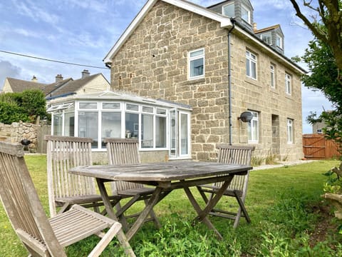 Lovely spacious flat with sea views, sunsets, garden and woodburner Apartment in England