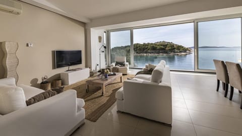 Communal lounge/ TV room, TV and multimedia, Living room, Seating area, Sea view