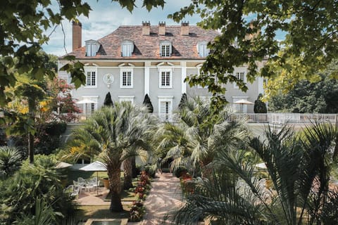 Property building, Patio, Facade/entrance, Garden, Garden view