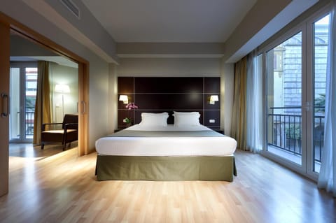 Bed, Living room, Photo of the whole room, Decorative detail, Bedroom