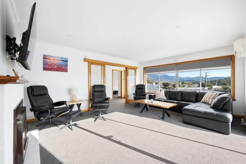 Residence at 165 Great for large groups Sleeps 11 House in Bellerive