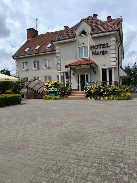 Property building, Facade/entrance, Day