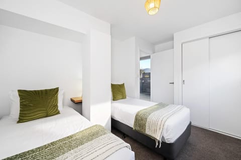 The Retreat at 165 New renovated unit Sleeps 6 Apartment in Bellerive