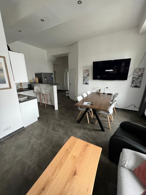 TV and multimedia, Kitchen or kitchenette, Living room, Seating area, Dining area