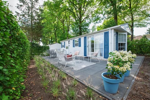 Property building, Patio, Spring, Day, Garden, Garden view