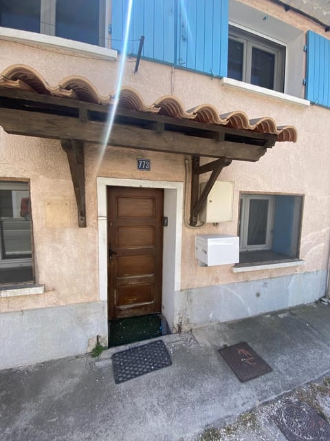 Property building, Facade/entrance, Day