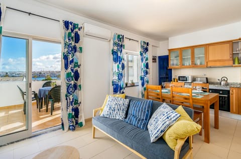 Kitchen or kitchenette, Living room, Seating area, Dining area, minibar, pet friendly, stove