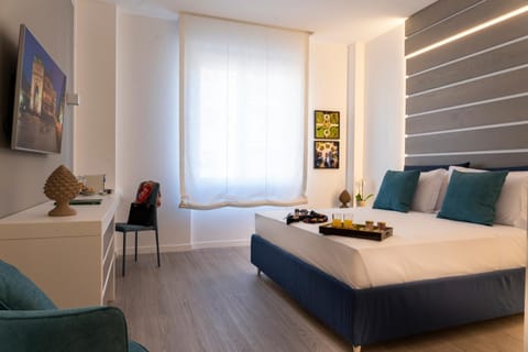 Bed, TV and multimedia, Bedroom