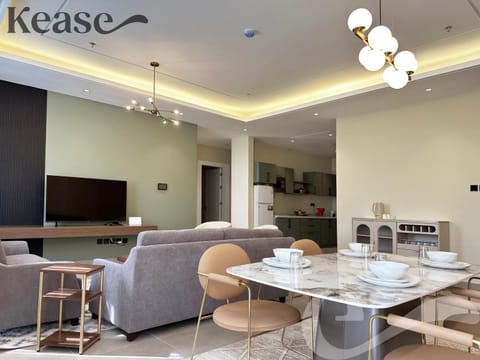 TV and multimedia, Kitchen or kitchenette, Living room, Seating area, Dining area