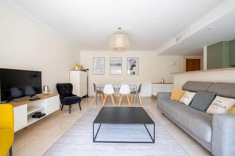 TV and multimedia, Living room, Decorative detail, Seating area, Dining area, air conditioner