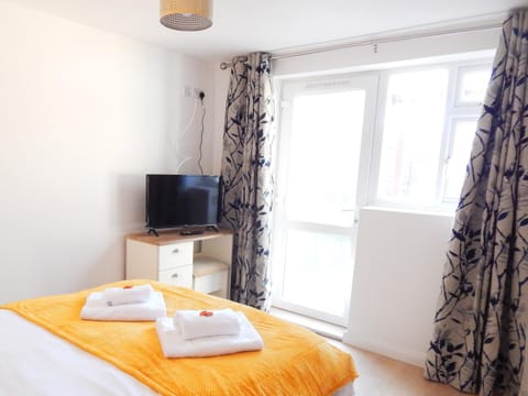 Bed, TV and multimedia, Bedroom, towels