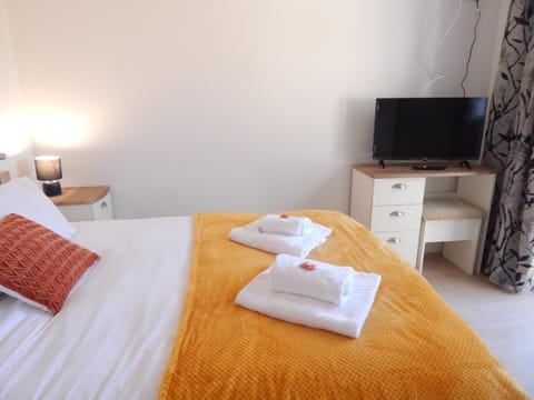 Bed, TV and multimedia, towels
