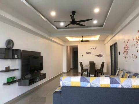 Communal lounge/ TV room, TV and multimedia, Living room, Seating area, Dining area, Evening entertainment, fireplace