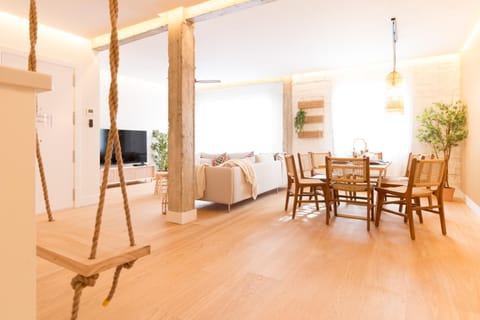 TV and multimedia, Living room, Seating area, Dining area