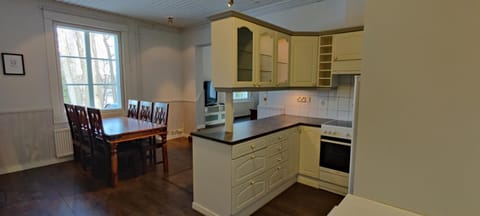 Kirstulan Kartanon päärakennuksen upea päätyhuoneisto Apartment in Finland