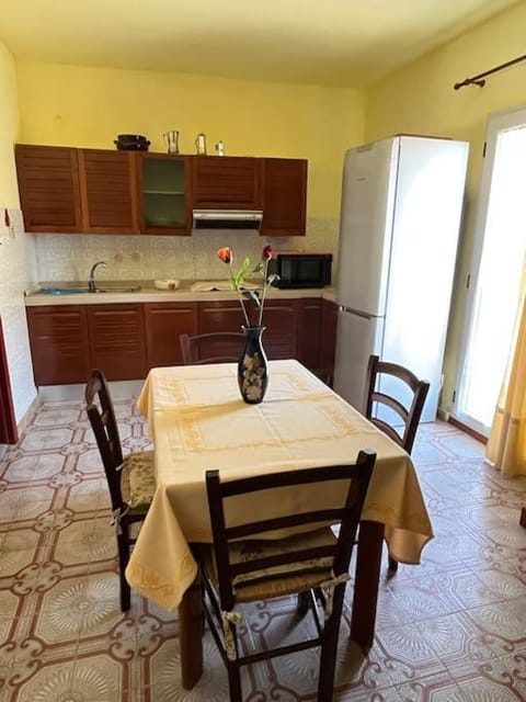 Kitchen or kitchenette, Dining area, oven, stove