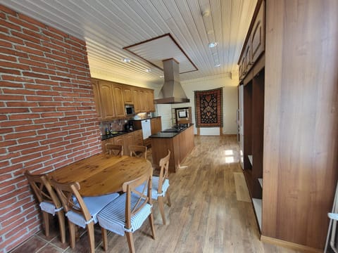 Kirstulan Kartanon päärakennuksessa sijaitseva hieno huoneisto Apartment in Finland