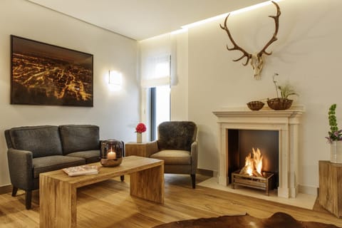 Library, Living room, Lounge or bar, Seating area, Alcoholic drinks, Non alcoholic drinks, flat iron