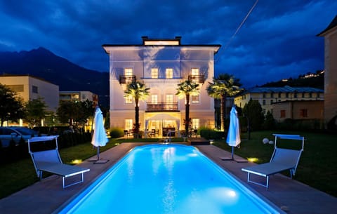 Property building, Garden, Swimming pool, Swimming pool