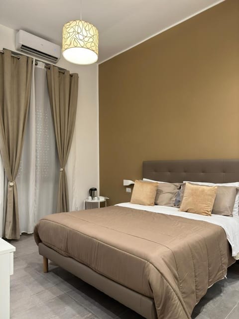 Bed, Living room, Photo of the whole room, Seating area, Bedroom