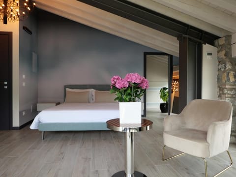 Bed, Living room, Photo of the whole room, Seating area, Bedroom