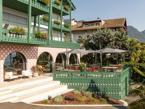 Property building, Restaurant/places to eat