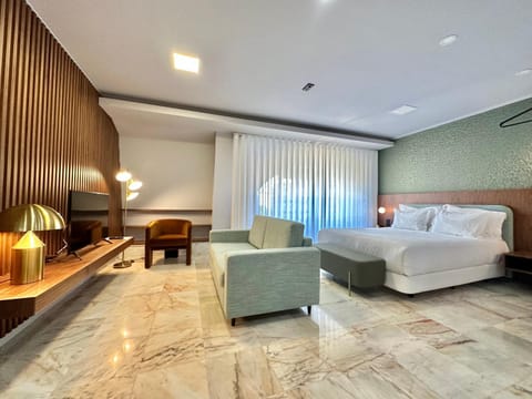 Bed, TV and multimedia, Seating area, Bedroom
