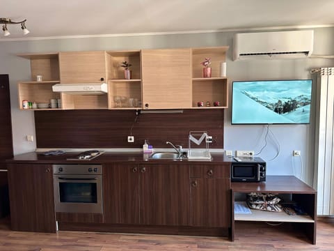 TV and multimedia, Kitchen or kitchenette, microwave, oven, stove, air conditioner
