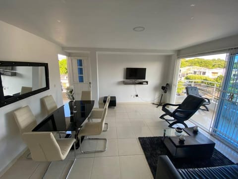 Communal lounge/ TV room, TV and multimedia, Living room, Seating area, Dining area, Evening entertainment