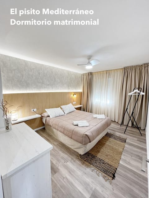 Bed, Photo of the whole room, Bedroom, Text overlay, towels