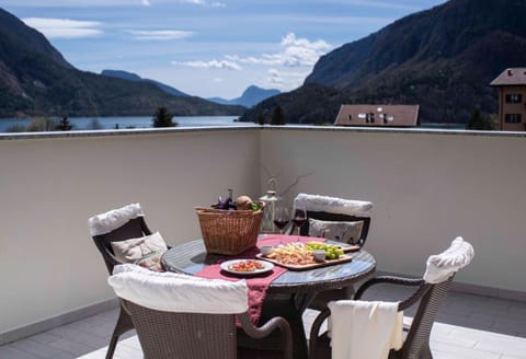 Day, Natural landscape, View (from property/room), Balcony/Terrace, Food and drinks, Dining area, Food, Lake view, Mountain view