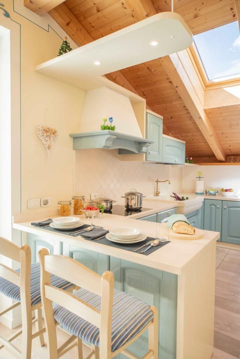 Kitchen or kitchenette, Dining area, minibar, pet friendly, stove