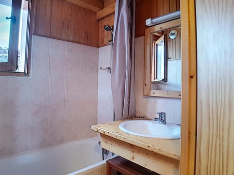 Duplex skis aux pieds 8 pers avec balcon - FR-1-344-729 Apartment in Les Allues