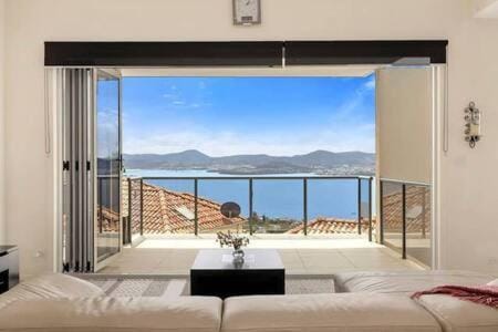 The View Sandy Bay 5 bedroom House in Tasmania