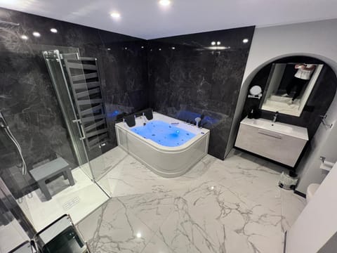 Shower, Hot Tub, Bathroom, Bath, towels