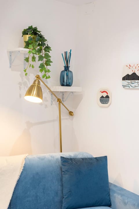 Bed, Living room, Photo of the whole room, Decorative detail, Seating area