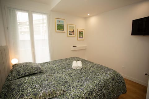 Bed, TV and multimedia, Photo of the whole room, Bedroom, towels