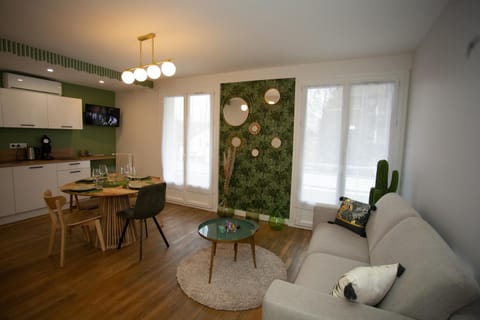 TV and multimedia, Kitchen or kitchenette, Living room, Seating area, Dining area, minibar