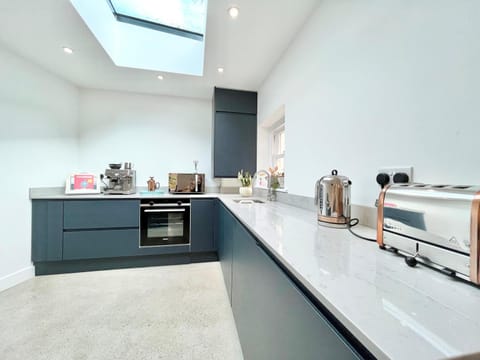 Coffee/tea facilities, Kitchen or kitchenette, Other, oven, stove, toaster