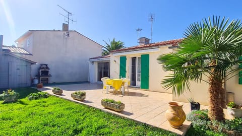 Property building, Garden, Balcony/Terrace, Garden view