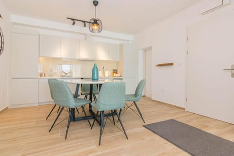 Restaurant/places to eat, Dining area, Breakfast