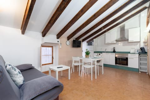 Kitchen or kitchenette, Living room, Seating area, Dining area, minibar, pet friendly